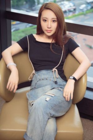 庭院里的女人英文原声_1080在线视频观看